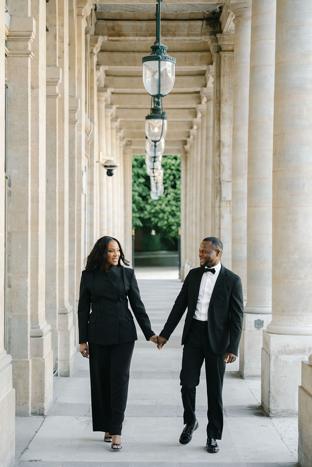 Amanda & Davidson — sous la colonnade du Palais-Royal