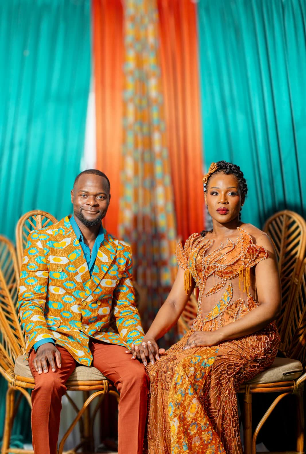 Amanda & Davidson assis lors de la cérémonie coutumière